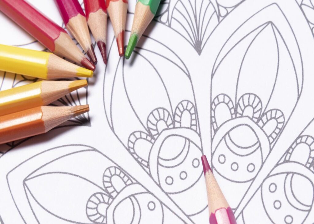 primer-plano-de-un-dibujo-para-colorear-con-lapices-de-colores