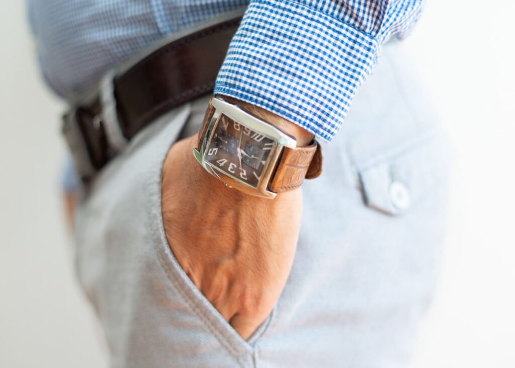 primer-plano-de-un-hombre-con-la-mano-en-el-bolsillo-y-un-reloj-en-la-muñeca