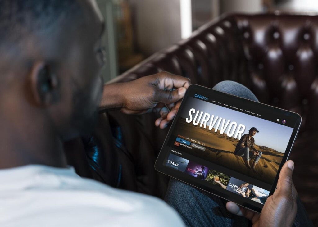 primer-plano-de-un-hombre-que-mira-netflix-en-su-tableta