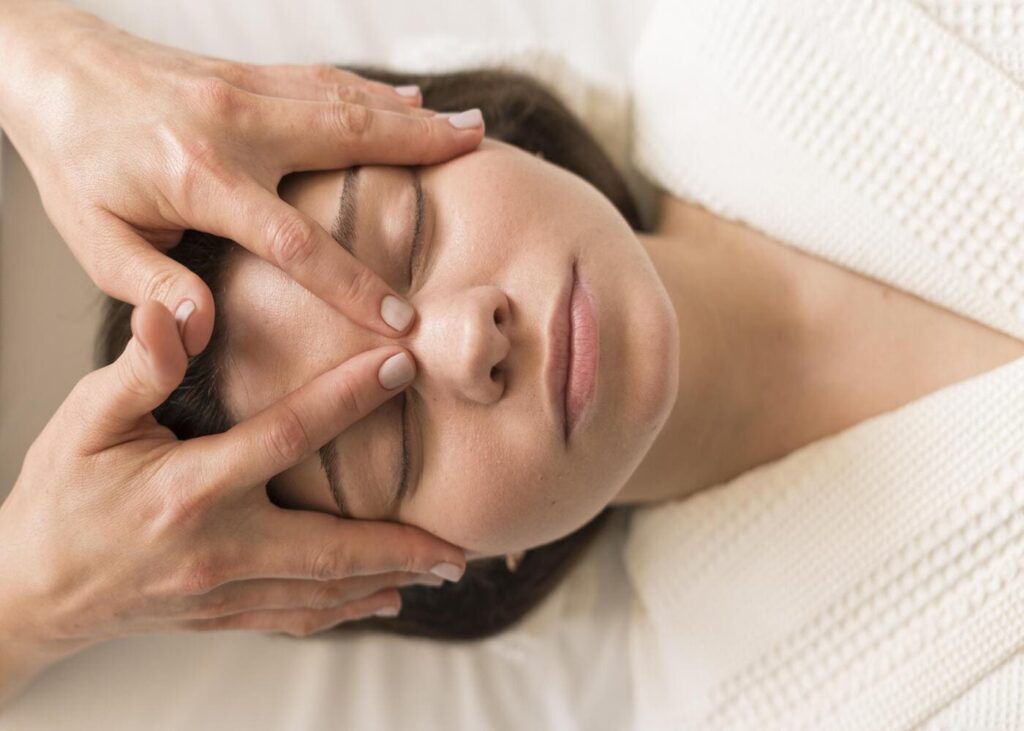 primer-plano-de-una-mujer-que-disfruta-de-un-masaje-facial