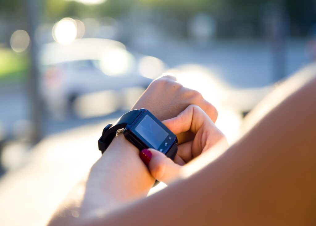 primer-plano-de-una-mujer-que-utiliza-su-reloj-conectado