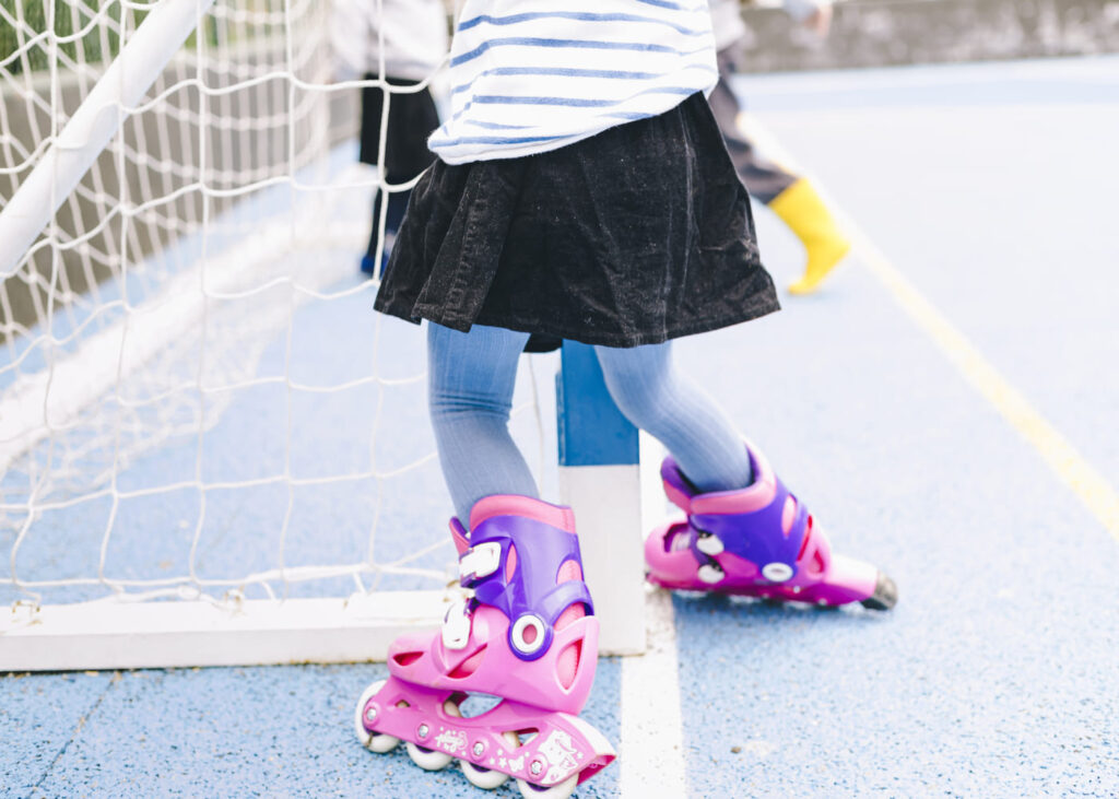 primer-plano-de-una-niña-pequeña-con-patines-de-ruedas-rosas