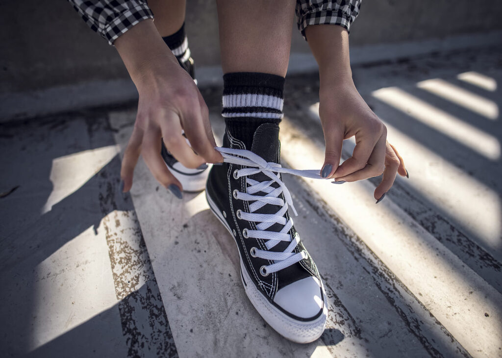 primer-plano-de-una-persona-que-ata-los-cordones-de-sus-zapatillas