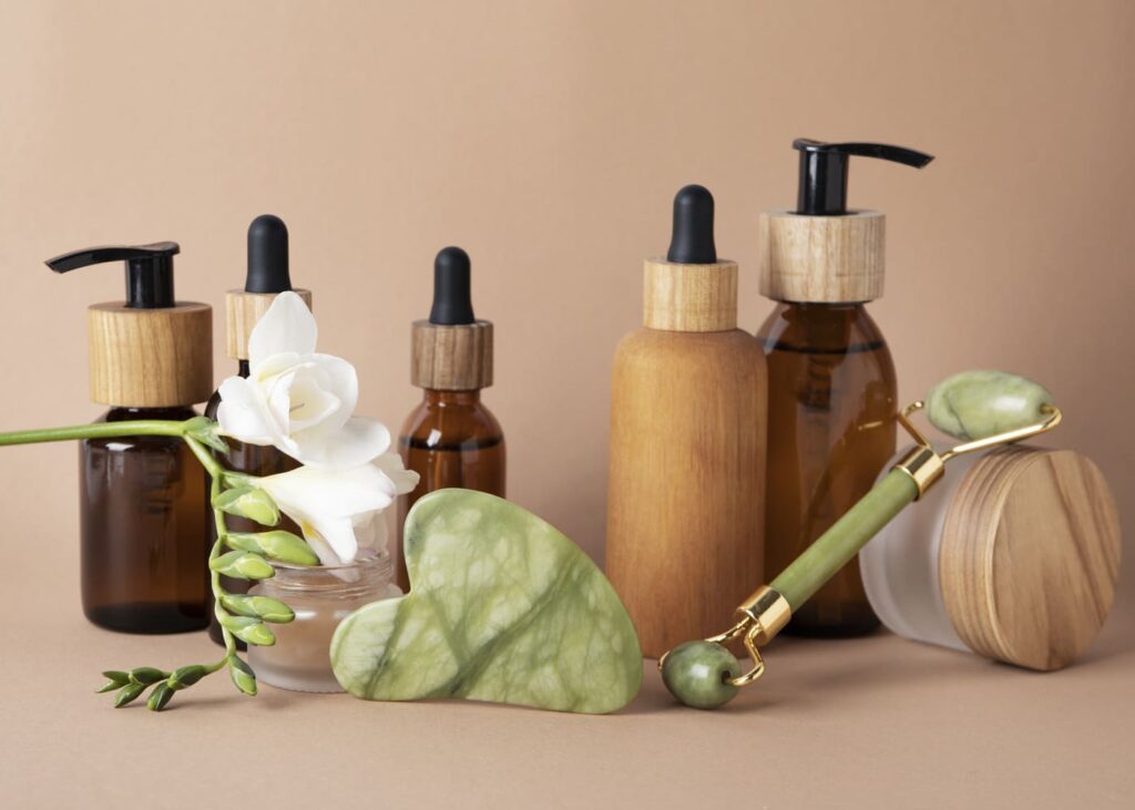 productos-de-skincare-y-accesorio-de-belleza-sobre-fondo-marron-claro