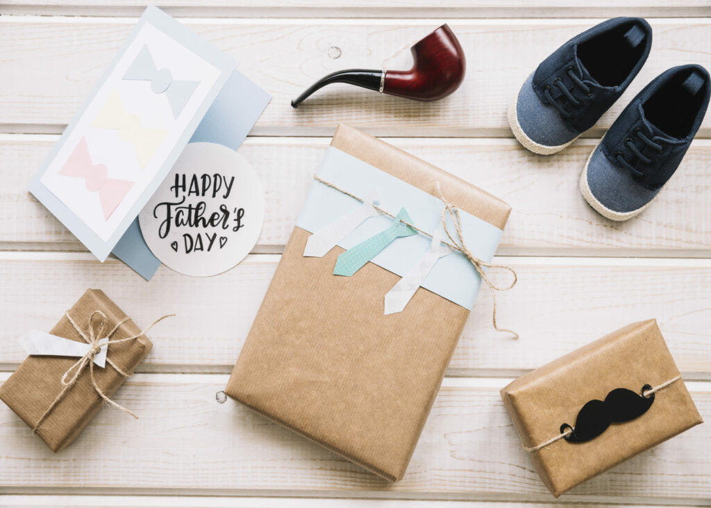 regalo-y-tarjeta-para-el-dia-del-padre-con-otros-elementos-de-decoracion