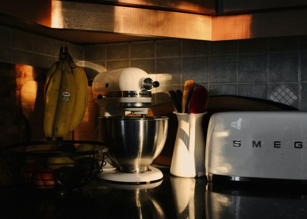 robot-de-repostería-sobre-una-encimera-de-cocina