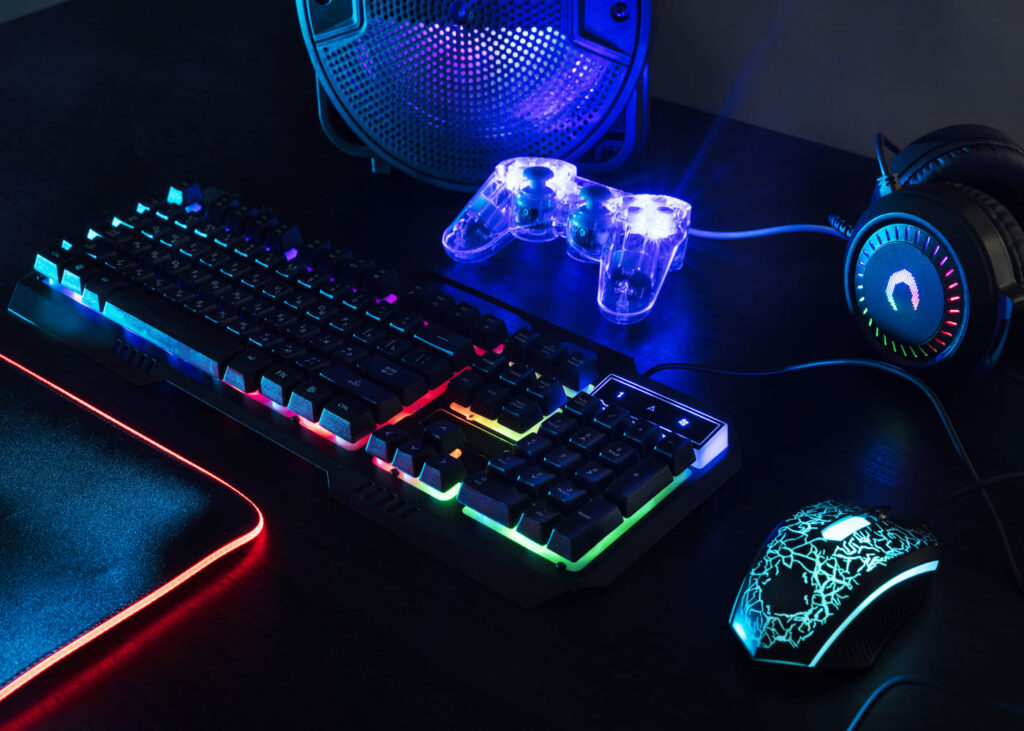 setup-gaming-colorido-en-la-oscuridad