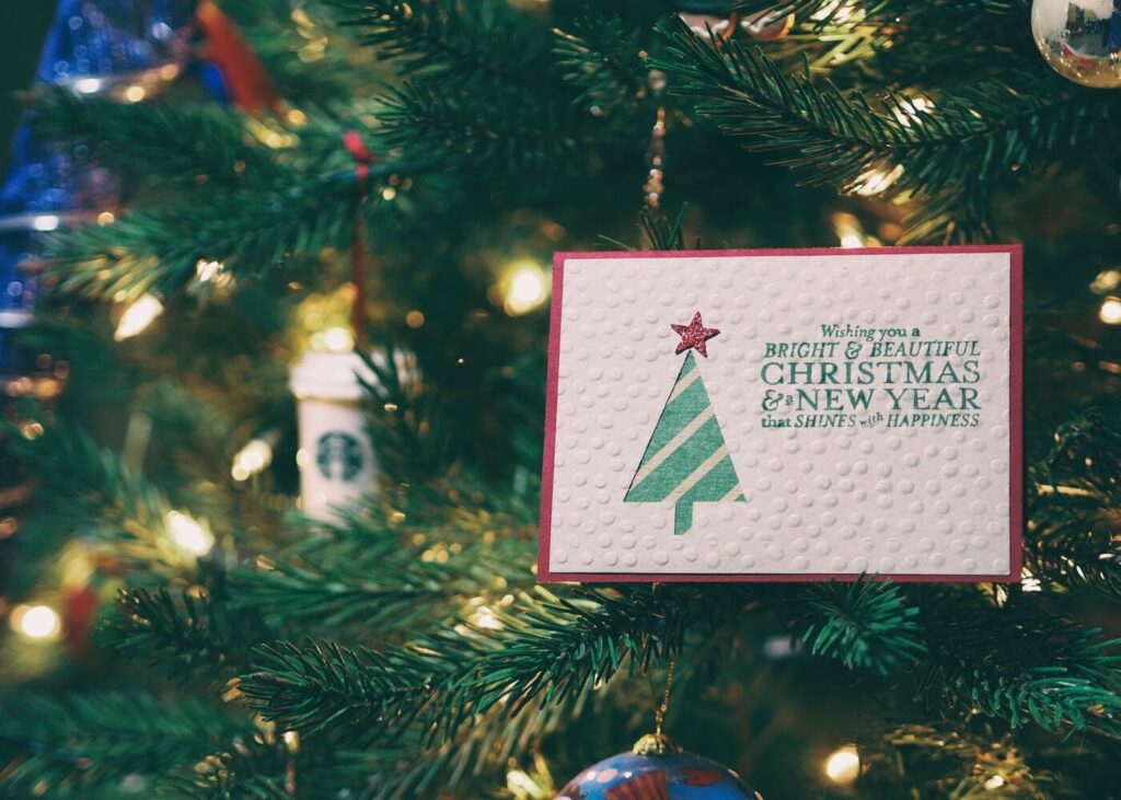 tarjeta-de-navidad-colocada-en-un-arbol-de-navidad
