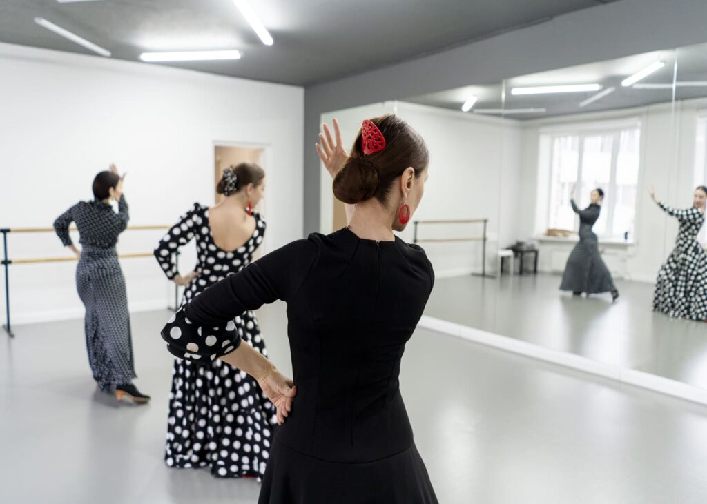 tres-mujeres-que-bailan-flamenco-frente-a-un-espejo