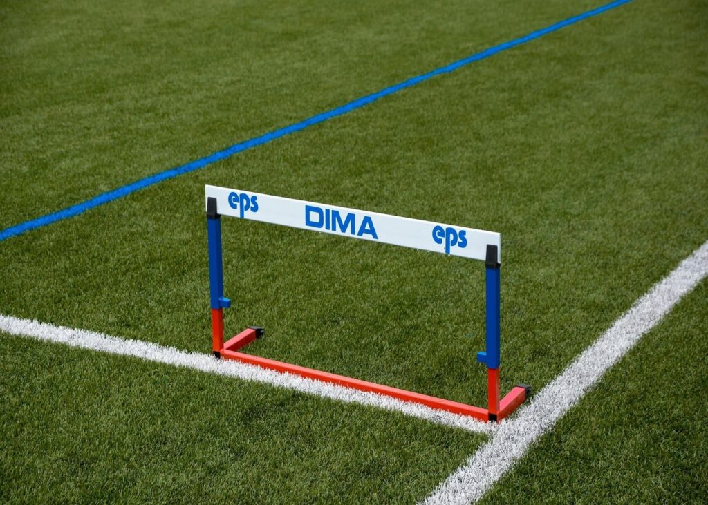 valla-de-atletismo-colocada-sobre-la-hierba