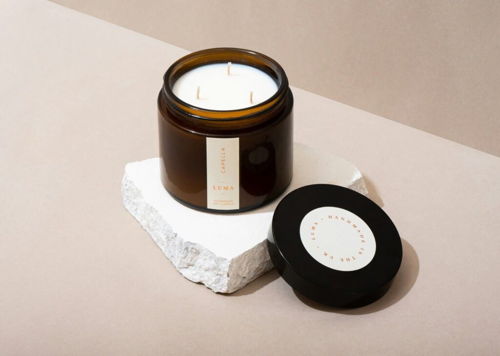 vela-perfumada-con-la-tapa-colocada-al-lado