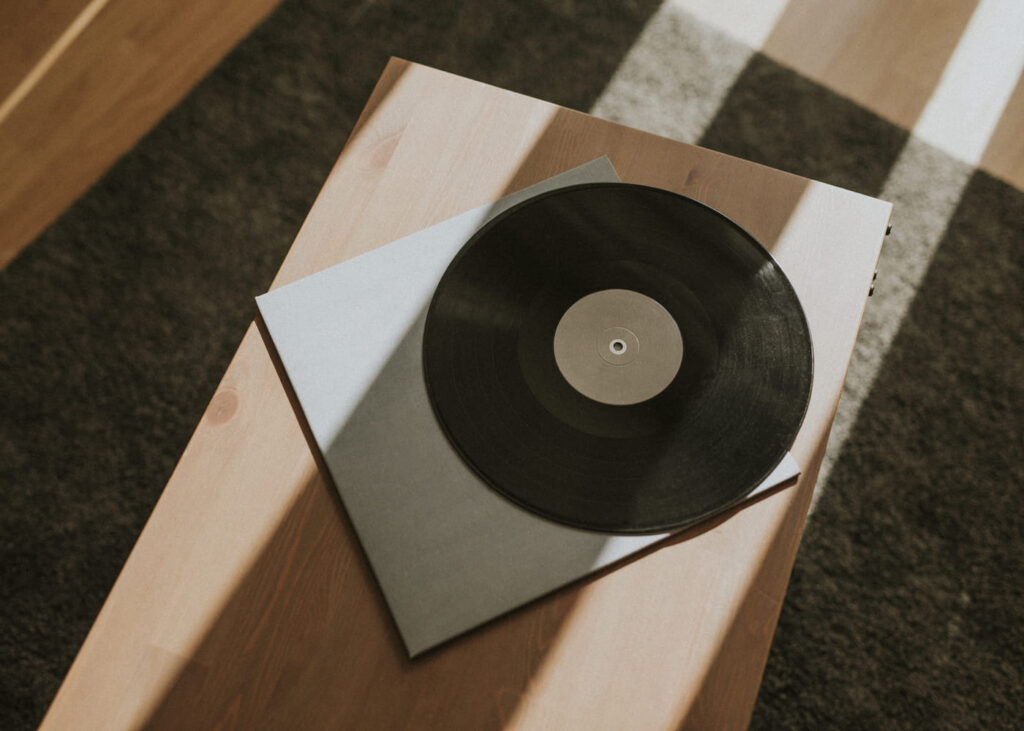 vinilo-con-funda-colocado-sobre-una-mesa-de-madera