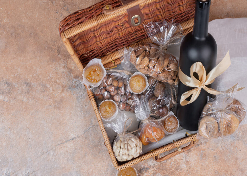 vista-desde-arriba-de-una-cesta-gourmet-llena-de-productos-con-una-botella