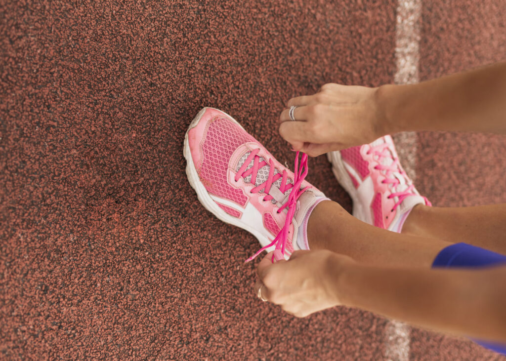 vista-desde-arriba-de-una-mujer-que-ata-sus-zapatillas-de-running