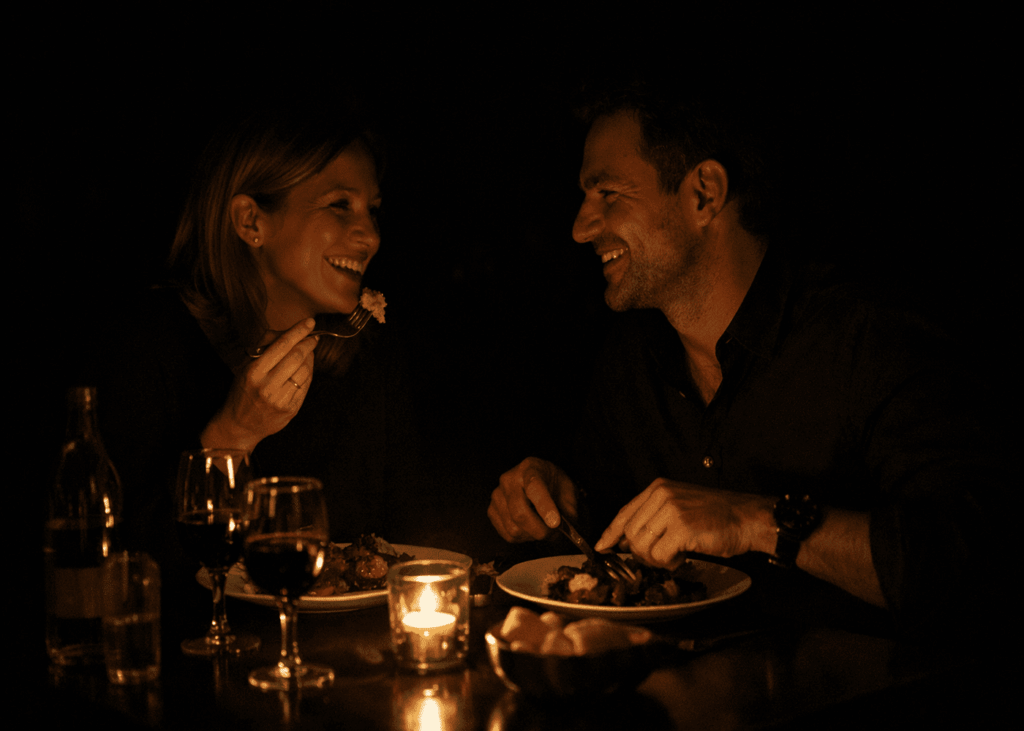 pareja-feliz-cenando-en-un-restaurante-a-ciegas