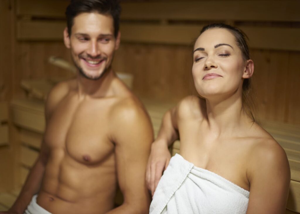 pareja-joven-sonriente-en-una-sauna-1024x731