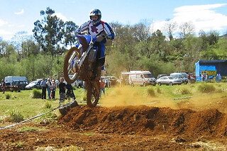 Un curso de pilotaje individual para moto trail para 1 en Rutas Turísticas 4x4® en Hinojedo (Cantabria)