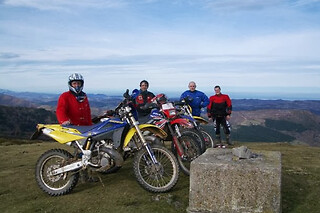 Un curso de pilotaje individual para moto trail para 1 en Rutas Turísticas 4x4® en Hinojedo (Cantabria)