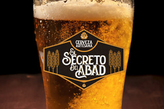 Una visita guiada a la fábrica + cata de tres cervezas con maridaje para 2 en Cervezas El Secreto del Abad en Valladolid