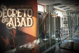 Una visita guiada a la fábrica + cata de tres cervezas con maridaje para 2 en Cervezas El Secreto del Abad en Valladolid