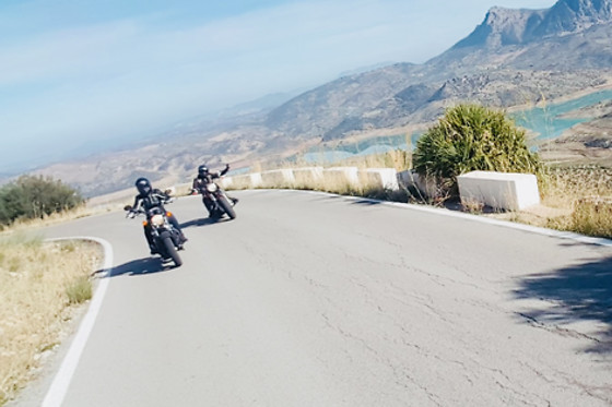 Una ruta en Harley por los pueblos Blancos o Costa de la Luz para 2 en Cádiz en Harley en Chiclana de la Frontera (Cádiz)