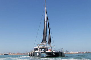 Un paseo en catamarán "Cádiz Trimilenaria" para 2 adultos y 1 niño en Albarco.com en Chiclana de la Frontera (Cádiz)