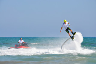 Viaje en zodiac hasta la zona de la actividad y vuelo en flyboard en Torrevieja (Alicante)