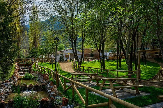 Una noche en bungalow para 2 en Camping Valdeluna en Valdepeñas de Jaén (Jaén)