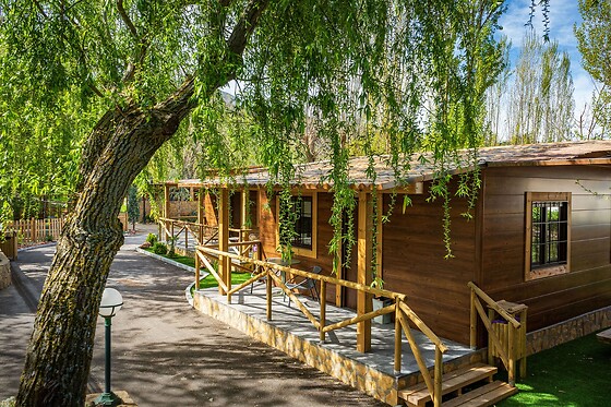 Una noche en bungalow para 2 en Camping Valdeluna en Valdepeñas de Jaén (Jaén)