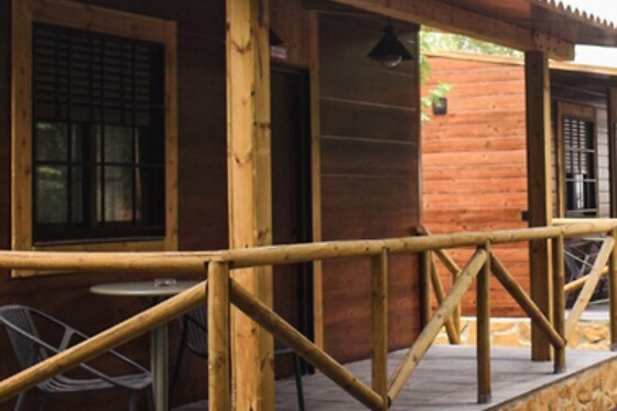 Una noche en bungalow para 2 en Camping Valdeluna en Valdepeñas de Jaén (Jaén)
