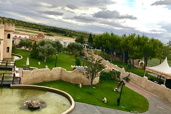 Dos noches con desayunos para 2 adultos y 1 niño en Hotel Castillo Bonavía*** en Pedrola (Zaragoza)