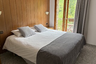 Una noche en habitación doble con balcón y desayuno para 2 en Hostal El Quinta en Espinavell (Girona)