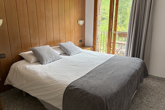 Una noche en habitación doble con balcón y desayuno para 2 en Hostal El Quinta en Espinavell (Girona)