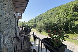 Una noche en habitación doble con balcón y desayuno para 2 en Hostal El Quinta en Espinavell (Girona)