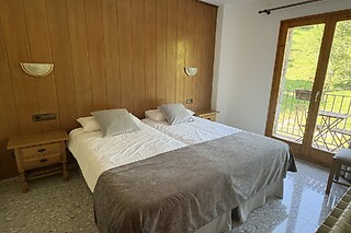 Una noche en habitación doble con balcón y desayuno para 2 en Hostal El Quinta en Espinavell (Girona)