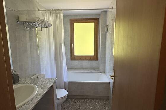Una noche en habitación doble con balcón y desayuno para 2 en Hostal El Quinta en Espinavell (Girona)