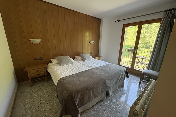 Una noche en habitación doble con balcón y desayuno para 2 en Hostal El Quinta en Espinavell (Girona)