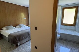 Una noche en habitación doble con balcón y desayuno para 2 en Hostal El Quinta en Espinavell (Girona)