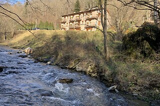 Una noche en habitación doble con balcón y desayuno para 2 en Hostal El Quinta en Espinavell (Girona)