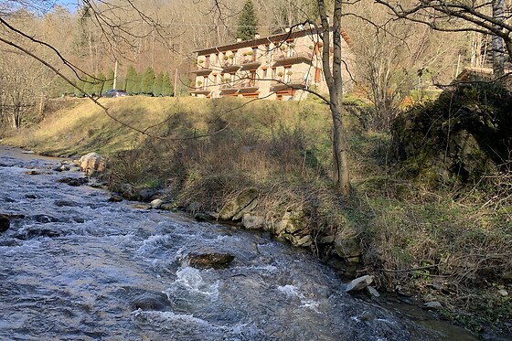 Una noche en habitación doble con balcón y desayuno para 2 en Hostal El Quinta en Espinavell (Girona)