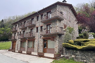 Una noche en habitación doble con balcón y desayuno para 2 en Hostal El Quinta en Espinavell (Girona)