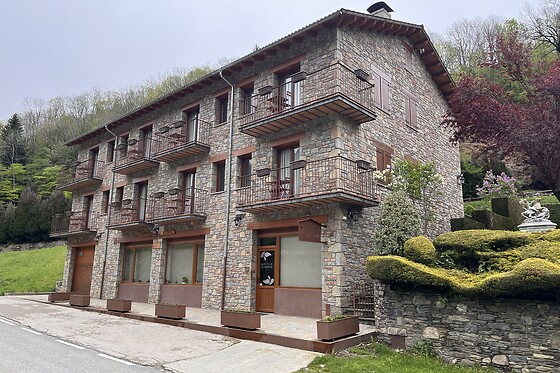 Una noche en habitación doble con balcón y desayuno para 2 en Hostal El Quinta en Espinavell (Girona)