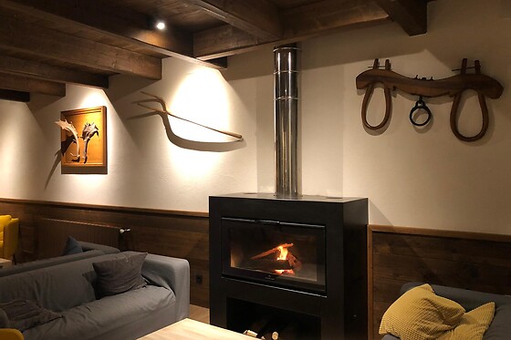 Una noche en habitación doble con balcón y desayuno para 2 en Hostal El Quinta en Espinavell (Girona)
