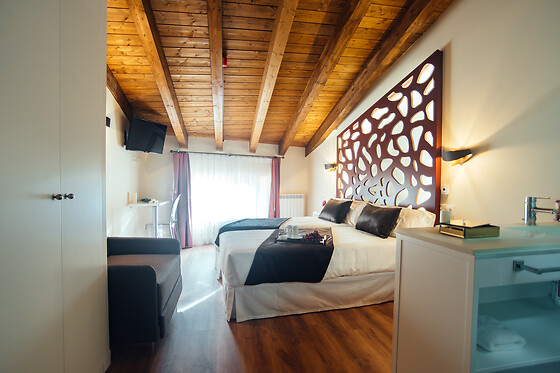Dos noches con desayunos para 2 en Hotel Pinares de Soria en Molinos de Duero (Soria)