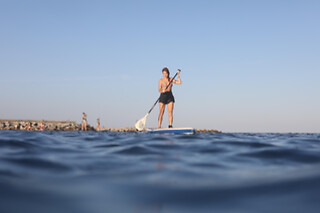Una experiencia Paddle surf Sunrise/Sunset para 2 en Blue Salt School en Barcelona