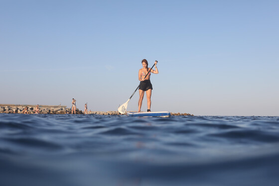 Una experiencia Paddle surf Sunrise/Sunset para 2 en Blue Salt School en Barcelona