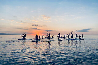 Una experiencia Paddle surf Sunrise/Sunset para 2 en Blue Salt School en Barcelona