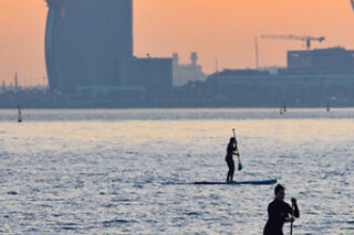 Una experiencia Paddle surf Sunrise/Sunset para 2 en Blue Salt School en Barcelona