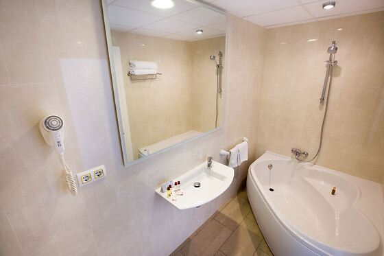 Una noche en habitación con bañera hidromasaje con desayuno y experiencia bienestar para 2 en Cleopatra Hotel & Spa****en Lloret de Mar (Girona)