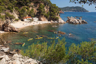 Excursión en la playa de Portlligat en kayak individual en L´Escala (Girona)